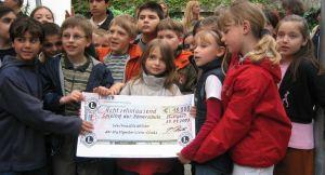 Scheck zugunsten Stuttgarter Kinder