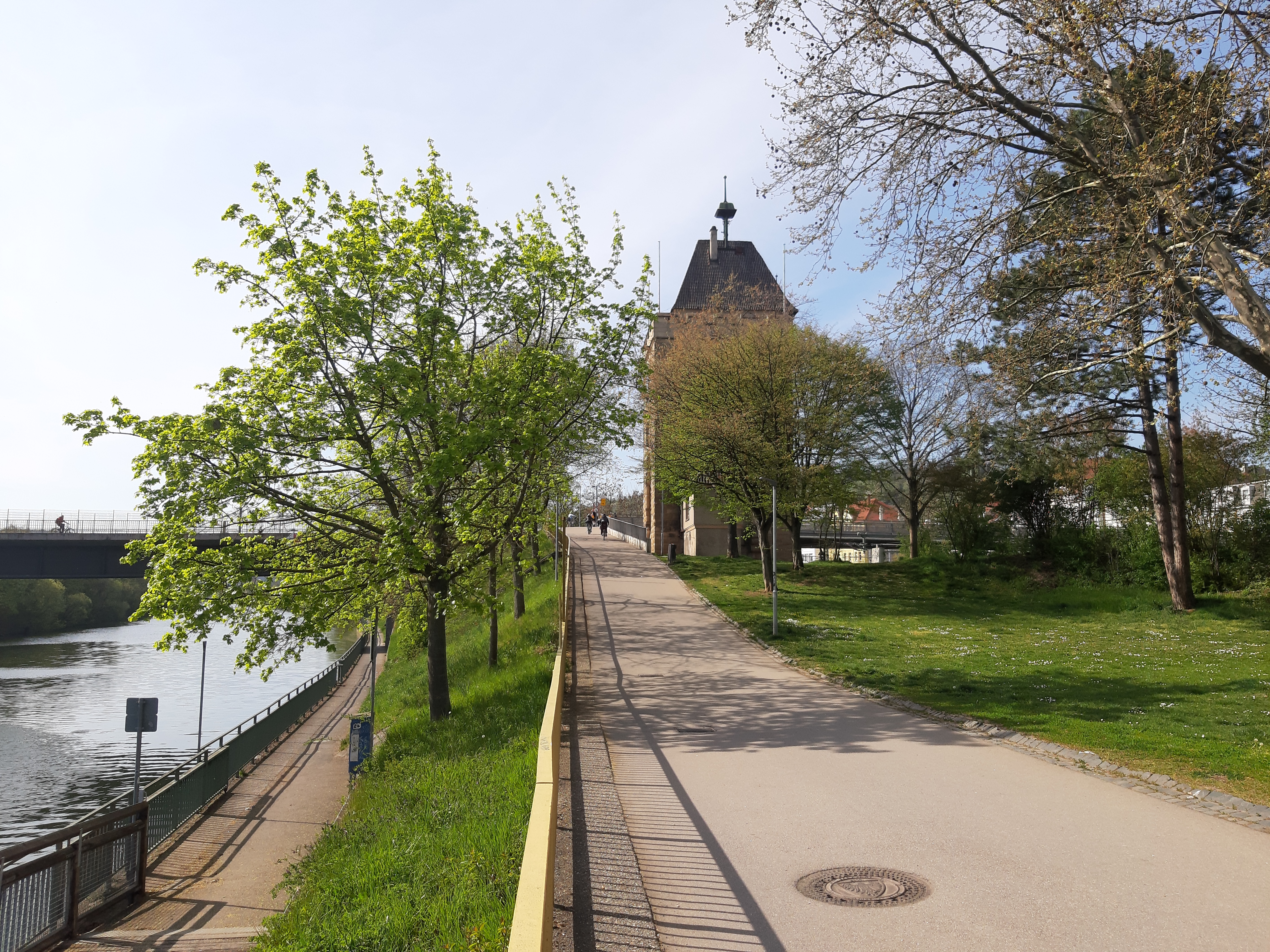 Der Pliensauturm - hoffentlich bald ohne Rampe - direkt am Neckar