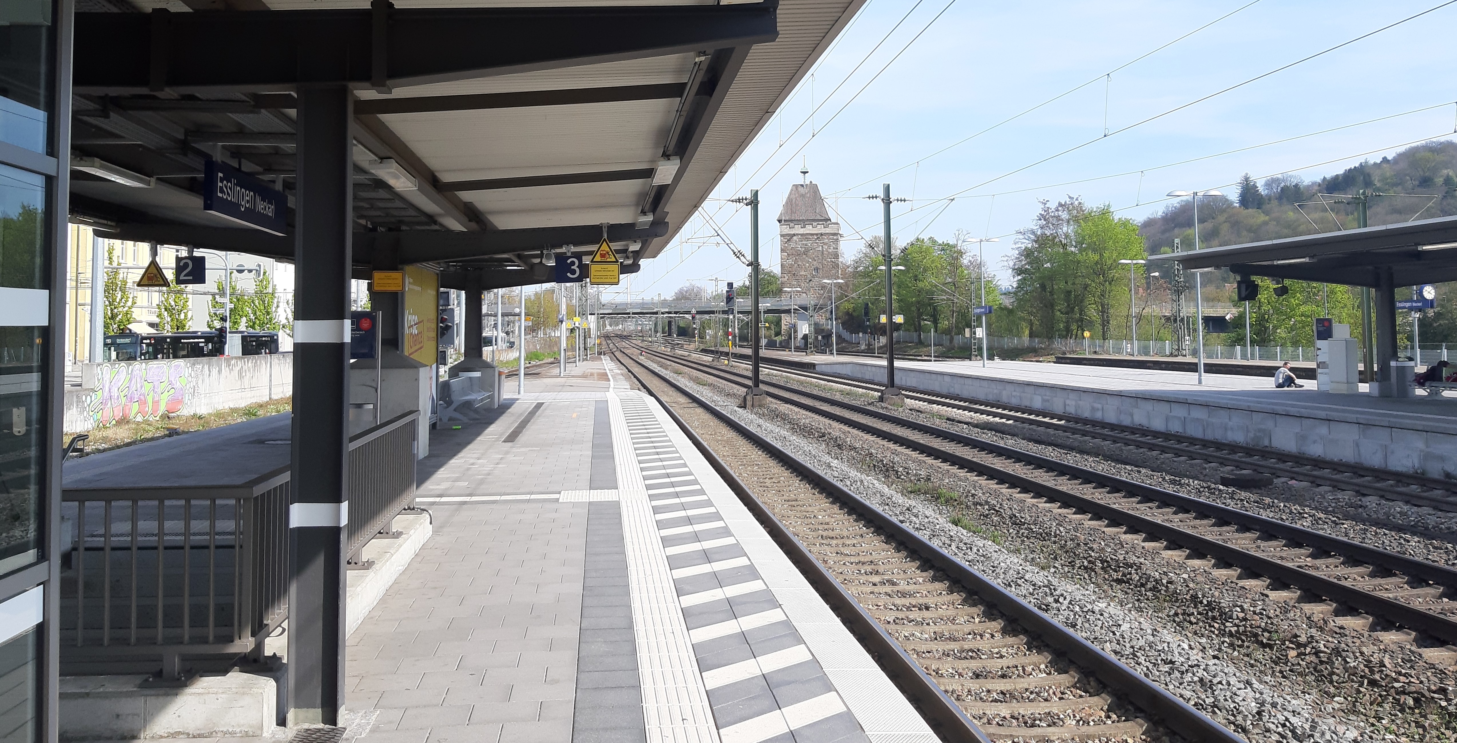 Blick auf den Pliensauturm vom Bahnsteig aus